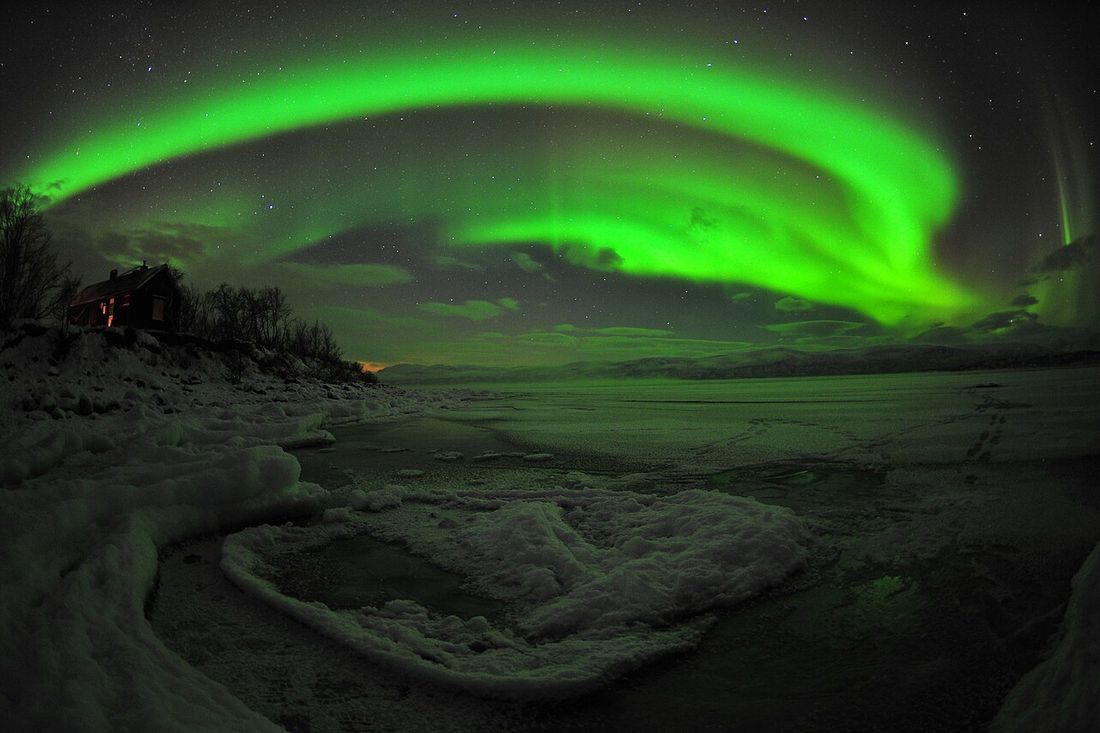 Aurora boreal en el cielo de Abisko, Laponia sueca