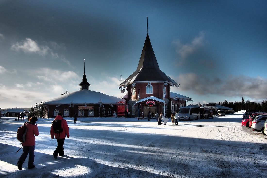 Aldea de Papá Noel nevada en Rovaniemi, Finlandia