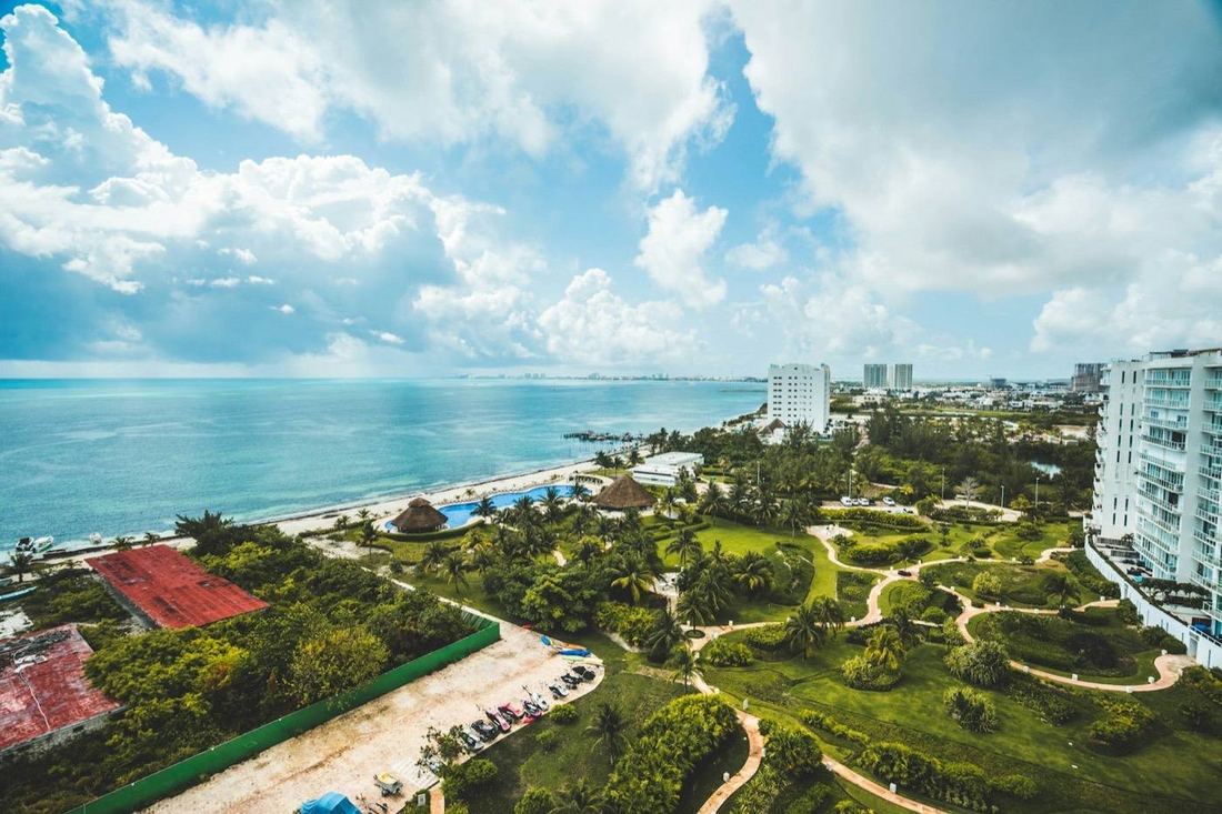Playa de arena blanca y mar turquesa en el Caribe